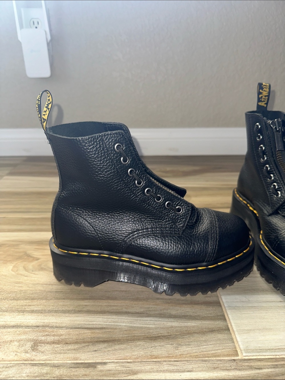 Dr. Martens Sinclair boots - Picture 2 of 6